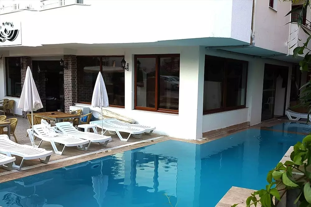 استخر HOTEL LARA PALACE